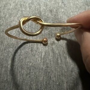 Elegant Gold Knot Bracelet